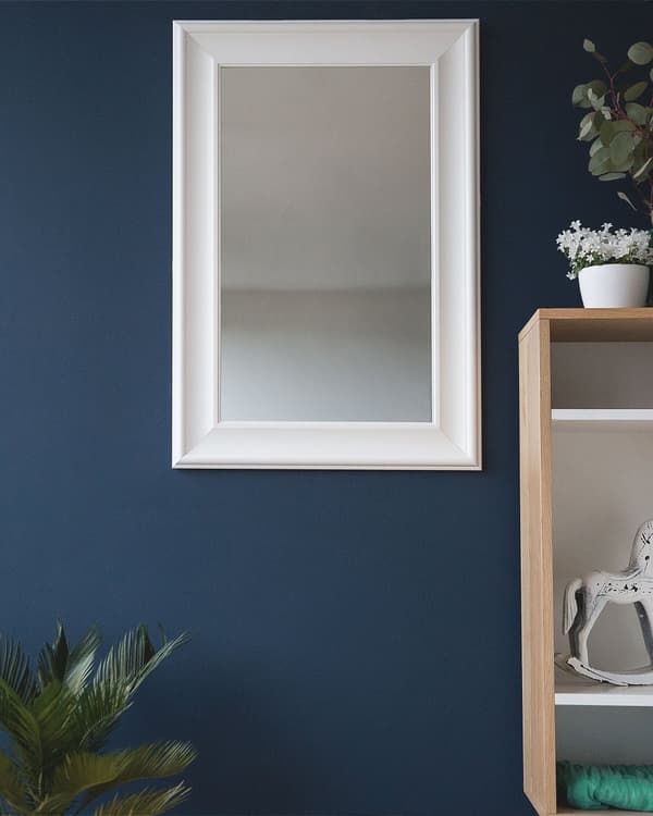 Hängande Väggspegel Vit 61 x 91 cm Syntetiskt Material Skandinavisk Inspiration Minimalistisk Stil