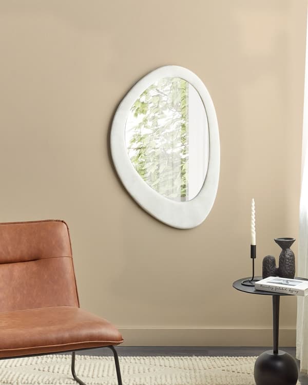 Seinäpeili luonnonvalkoinen samettiverhoiltu kehys 60 x 90 cm epäsymmetrinen muoto moderni tyyli