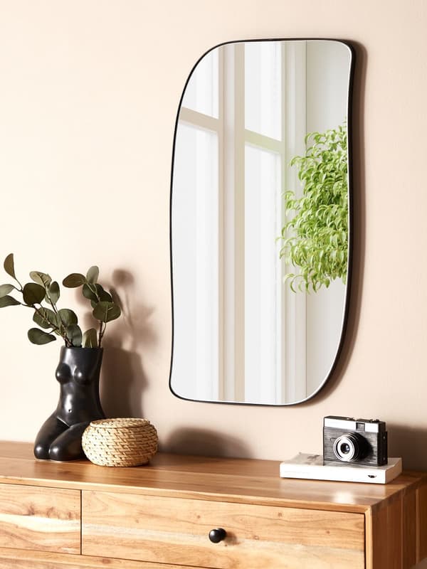 Vægspejl Sort 37 x 70 cm Dekorativ Asymmetrisk Spejl med Ramme til Væg Design Entrespejl Buet Design Dekoration
