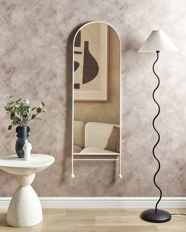 Vægspejl Hvid Metal 45 x 145 cm Dekorativ Spejl til Væg med Ramme Design Entrespejl Buet Design Dekoration