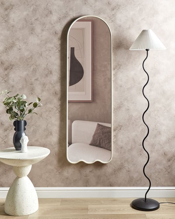 Vægspejl Hvid Metal 45 x 145 cm Dekorativ Spejl til Væg med Ramme Design Entrespejl Buet Design Dekoration