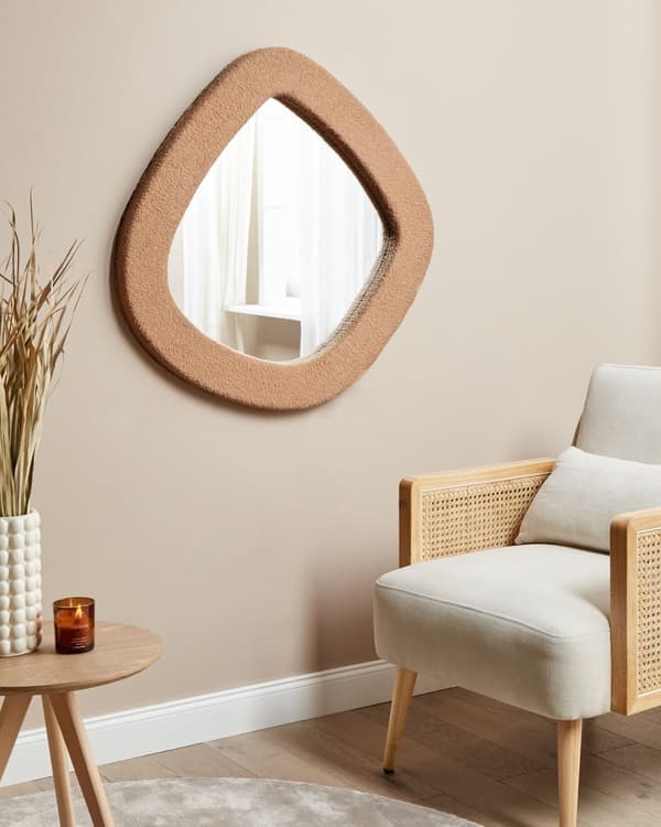 Vægspejl Lysebrun MDF-ramme Boucle polstring Glas 79 x 80 cm Uregelmæssig dekorativ vægmonteret accentstykke Moderne stil