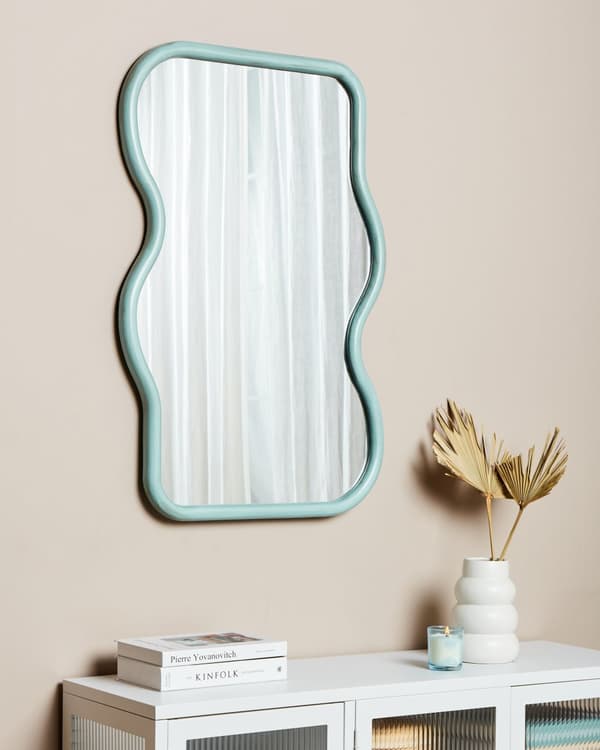 Vægspejl blå imperial træ 58 x 90 cm asymmetrisk bølget form med kroge moderne stil stue værelse