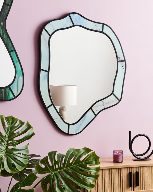 Vægspejl Lyseblå 64 x 86 cm Dekorativ Asymmetrisk Spejl til Væg Dekoration Bølget Entrespejl Moderne Design