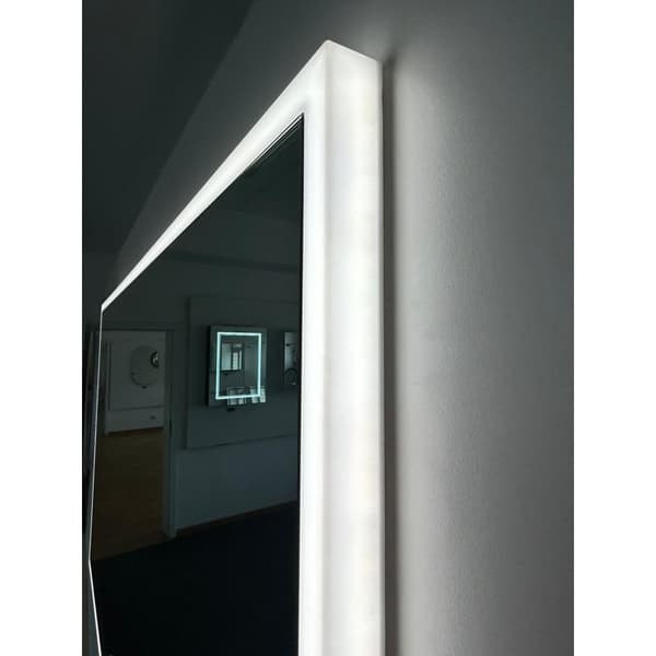LED-spejl med lysstærk ramme og dugfri funktion Normandy 60x70 cm