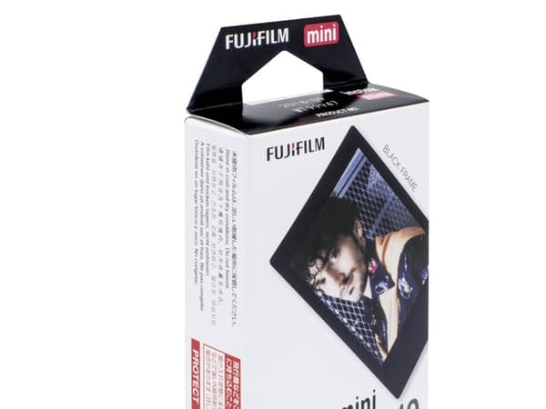 Fujifilm Instax Mini Black - Pikafilmi - ISO 800 - 10 laukausta