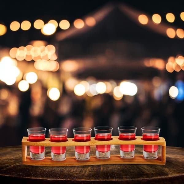 Relaxdays Shotbricka, set med 6 glas, 4 cl, böjd stöd, presentidé, bambu, natur