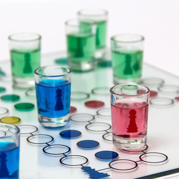 Relaxdays Alkoholspel Ludo för vuxna, för att dricka, 2 tärningar och 16 shotglas, roligt, färgglatt