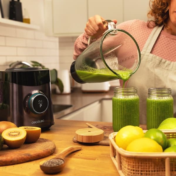 Cecotec American-style jug blender with 2500 W, with 8 blades coated with black titanium and heatproof molten glass jar with 1.8-litre capacity. It h