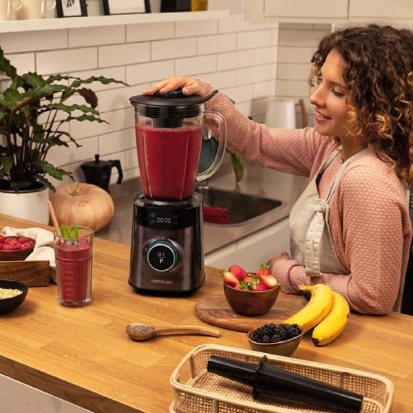 Cecotec American-style jug blender with 2500 W, with 8 blades coated with black titanium and heatproof molten glass jar with 1.8-litre capacity. It h