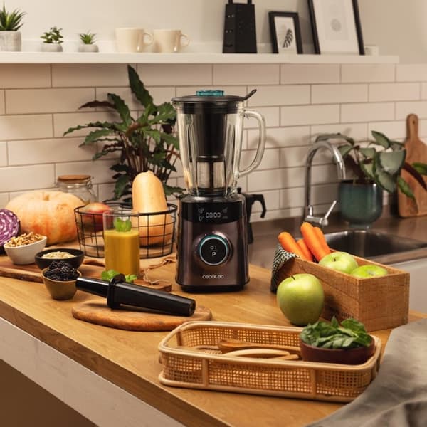 Cecotec American-style jug blender with 2500 W, with 8 blades coated with black titanium and heatproof molten glass jar with 1.8-litre capacity. It h