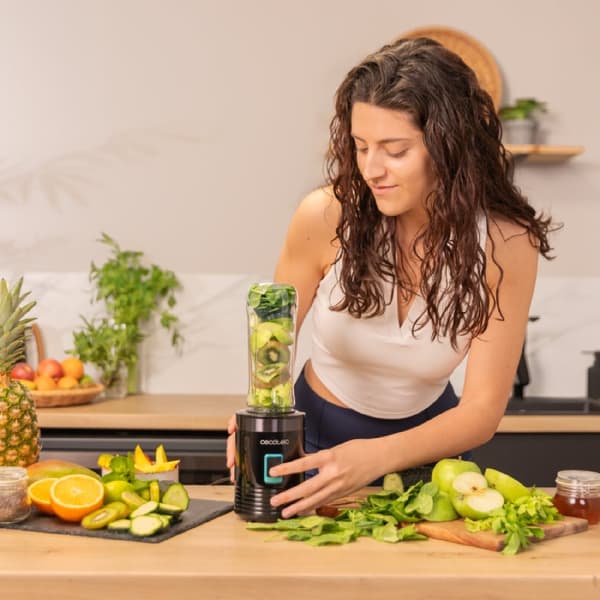 Cecotec Smoothie blender with portable bottle, 4 blades coated with black titanium and 350 W.