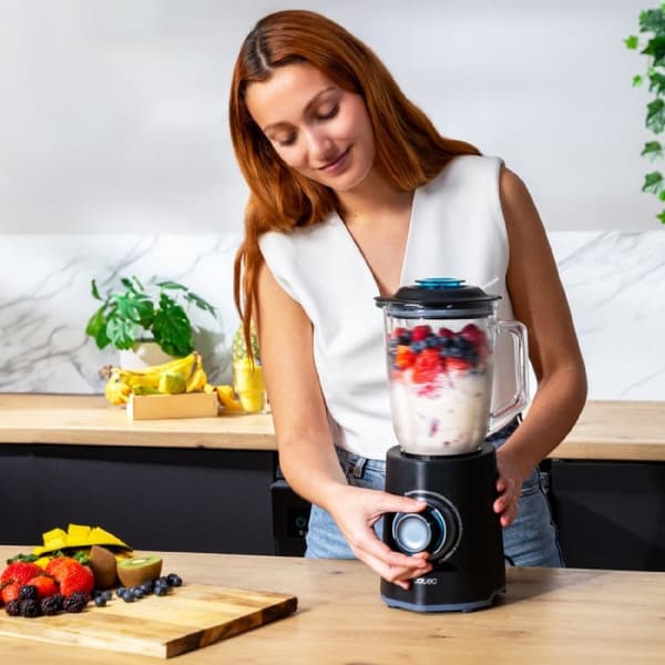 Cecotec Jug blender with stainless-steel finish, 2000 W, blades coated with black titanium and capacity of 1.5 L.