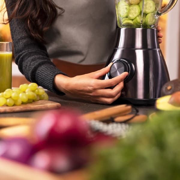 Cecotec American-style jug blender with 2500 W, with 6 blades coated with black titanium, 1.8-litre heatproof jar and portable bottle.
