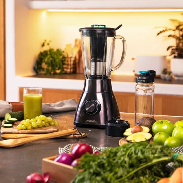 Cecotec American-style jug blender with 2500 W, with 6 blades coated with black titanium, 1.8-litre heatproof jar and portable bottle.