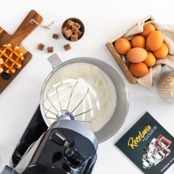 Cecotec Stand mixer made of cast aluminium with DC motor and 800 W, digital knob, 8 speeds and stainless-steel bowl with capacity for 5.2L. Includes