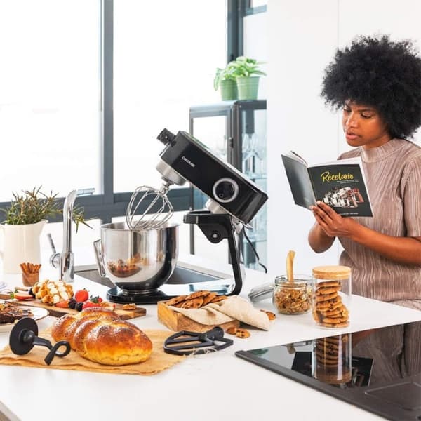 Cecotec Stand mixer made of cast aluminium with DC motor and 800 W, digital knob, 8 speeds and stainless-steel bowl with capacity for 5.2L. Includes