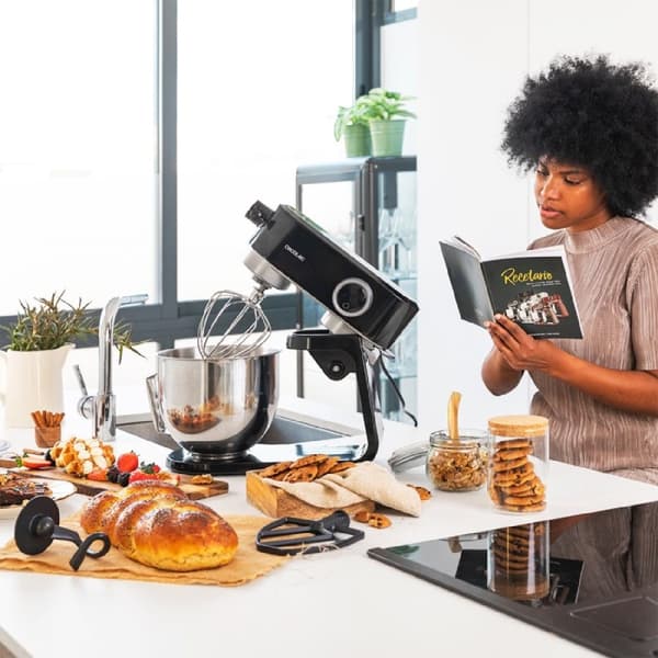 Cecotec Stand mixer made of cast aluminium with DC motor and 800 W, digital knob, 8 speeds and stainless-steel bowl with capacity for 5.2L. Includes