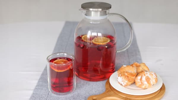 Karaff för vatten, juice, lemonad med metalllock Wilmax 2100 ml