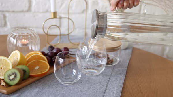 Räfflad glaskanna med lock WILMAX HIGH 1,5L för drycker, vatten, juicer