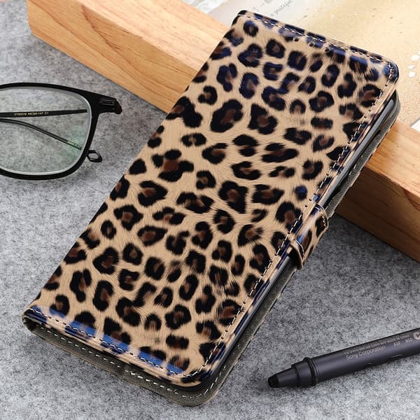 SKALO Motorola Moto G22 Leopardikuvioinen lompakkokotelo PU-nahasta.