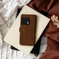 Miniatyrbild 4 av 4: OnePlus 10 Pro Fodral Läderkorthållare med dubbel magnetisk flik Brun