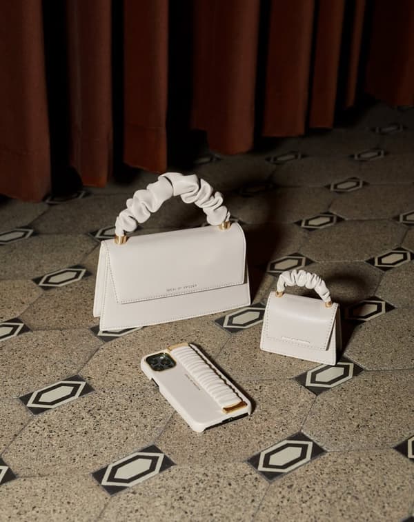 Statement Case iPhone11 / XR Ruffle Cream Top Handle