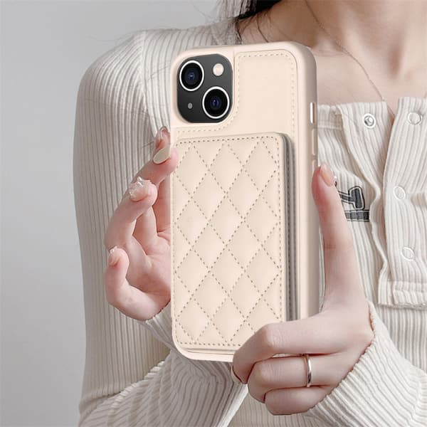 SKALO iPhone 15 Quiltat Skal med Plånbok - Beige