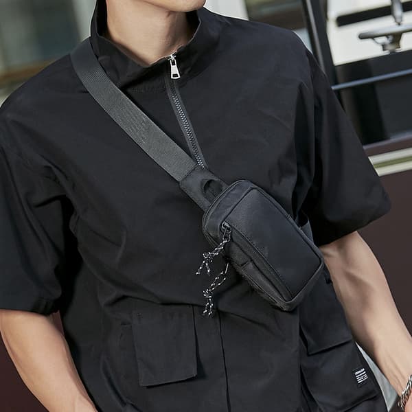 INF Kevyt crossbody laukku