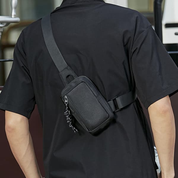 INF Kevyt crossbody laukku