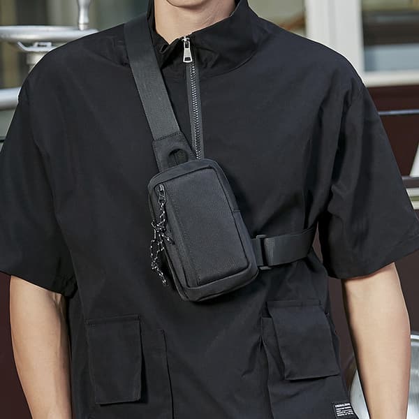 INF Kevyt crossbody laukku