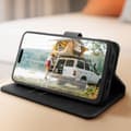 Miniatyrbild 3 av 4: Skal till iPhone 15 Pro Max - AVIZAR - Chesterfield - Stativfunktion - Svart