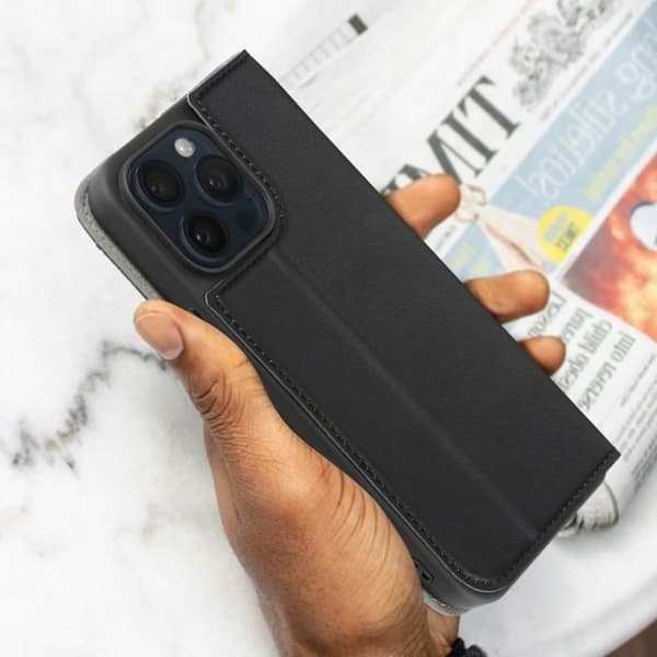 iPhone 15 Pro Max-fodral - Bigben - Svart - Ekologiskt läder - Stödfunktion - Kortfack