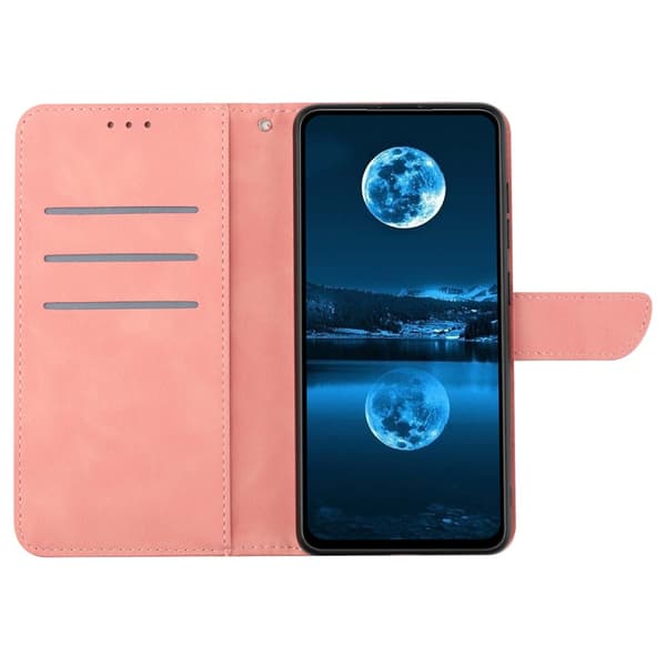 SKALO Motorola Moto G04 Embossed Plånboksfodral i PU-Läder - Rosa