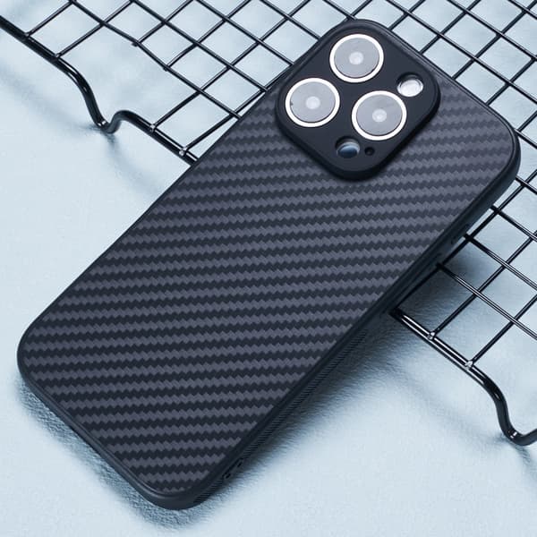 SKALO iPhone 16 Pro Max Carbon Fiber TPU-skal - Svart