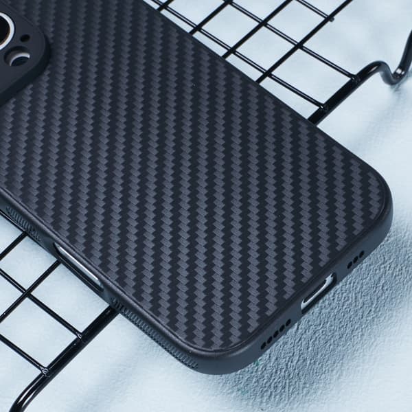 SKALO iPhone 16 Pro Max Carbon Fiber TPU-skal - Svart
