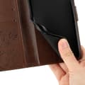 Miniatyrbild 5 av 6: iPhone 16 Plus Fodral Med Blommigt Tryck Brun