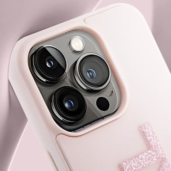 Fodral till iPhone 15 Pro Bi-material Lädereffekt Baksida Upphöjda kanter Karl Lagerfeld Pulverrosa