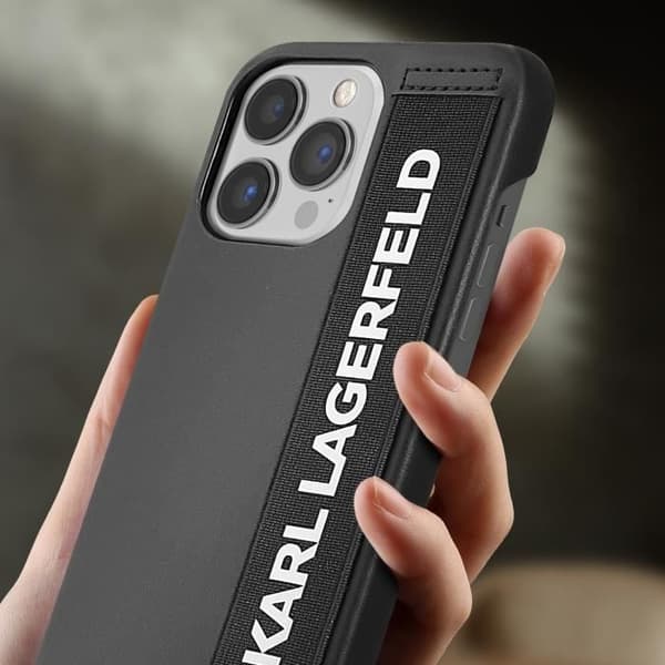 Fodral till iPhone 13 Pro - KARL LAGERFELD - Elastisk rem Svart - Stötsäker
