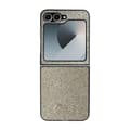 Miniatyrbild 6 av 6: Samsung Galaxy Z Flip6 Fodral - Guess Glitter Script (GUHCZZF6HGGSHD) - Guld