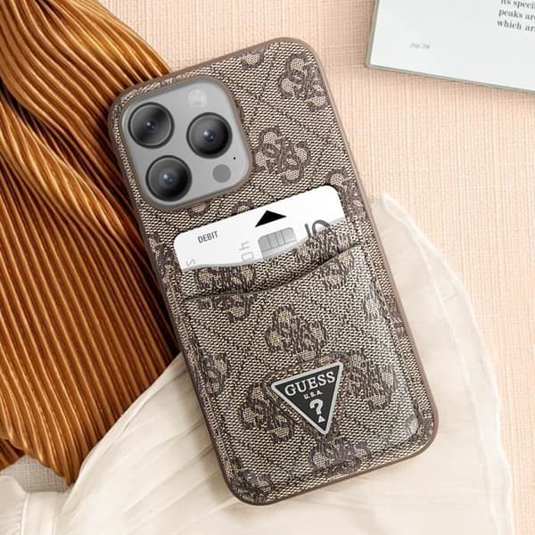Coque för iPhone 14 Pro med kreditkortshållare, upphöjda kanter, Guess, brun