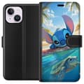 Miniatyrbilde 1 av 3: Apple iPhone 15 Plus Lommeboketui Stitch med skilpadde - søt blå alien i tropisk strandmiljø fra Disney