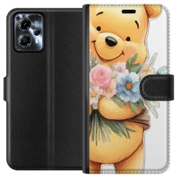 Motorola Moto G13 Plånboksfodral Nalle Puh med blommor – klassisk barnfavorit i blommande vårmiljö