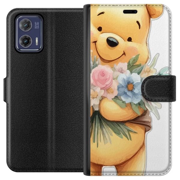 Motorola Moto G73 Plånboksfodral Nalle Puh med blommor – klassisk barnfavorit i blommande vårmiljö
