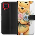 Miniatyrbilde 1 av 3: Samsung Galaxy A12 Lommeboketui Nalle Puh med blomster - klassisk barnefavoritt i en blomstrende vår miljø