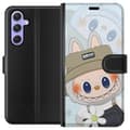 Miniatyrbild 1 av 3: Samsung Galaxy A54 Plånboksfodral Labubu med hatt – Pop Mart-figur Mr. Butcher i retro stil med karaktär