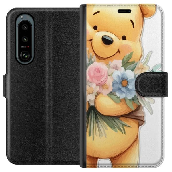 Sony Xperia 5 III Lompakkokotelo Nalle Puh kukkien kanssa - klassinen lasten suosikki kukkivassa keväisympäristössä