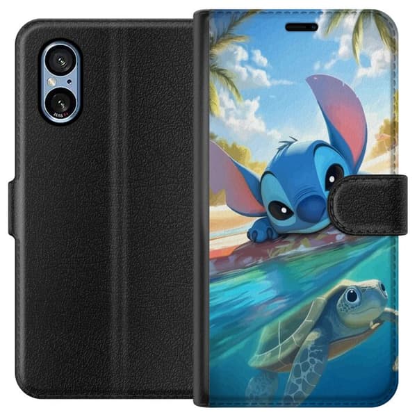 Sony Xperia 5 V Tegnebogsetui Stitch med skildpadde - sød blå alien i tropisk strandmiljø fra Disney