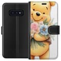 Pikkukuva 1 / 3: Samsung Galaxy S10e Lompakkokotelo Nalle Puh kukkien kanssa - klassinen lasten suosikki kukkivassa keväisympäristössä