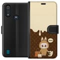 Miniatyrbild 1 av 3: Motorola Moto E6i Plånboksfodral Labubu Blue Chill – Blå toner och lugnt uttryck